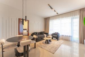 Central 1BR with Downtown Fountain Views