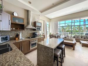 SplashStyle Ground Floor Poolside Condo #103