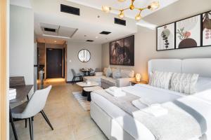Stylish JLT Studio Lake View PoolMarina Walk