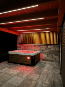 Wooden Cottage Baznik with Hot Tub 