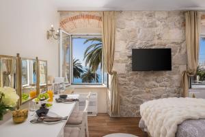 Luxury Rooms & Apartment - Main promenade, Sea & City View in Diocletian Palace Split