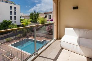 2 pièces avec clim, terrasse, piscine, 100m plage