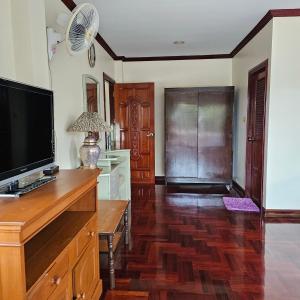 Wooden house and birdsong2