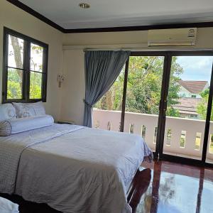 Wooden house and birdsong2