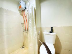 Modern Studio Room at Oxford Jatinangor Apartment By Travelio