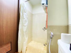 Modern Studio Room at Oxford Jatinangor Apartment By Travelio