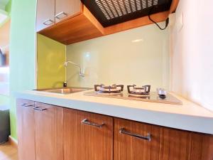 Modern Studio Room at Oxford Jatinangor Apartment By Travelio