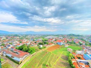 Modern Studio Room at Oxford Jatinangor Apartment By Travelio