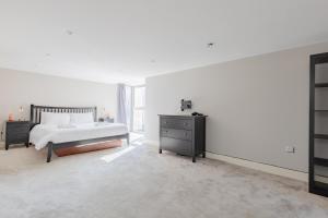 Stunningly Spacious 4BD Home Clapham North