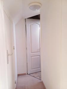 4 minutes from Sainte-Mère-Église - Independent apartment on first floor of big house with garden and heated pool opened if weather is ok