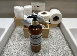 BGC Taguig Uptown 3BR corner unit with pool view, bath tub, wifi, parking, beside Landers BGC