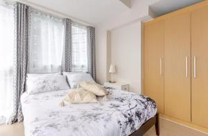 BGC Taguig Uptown 3BR corner unit with pool view, bath tub, wifi, parking, beside Landers BGC