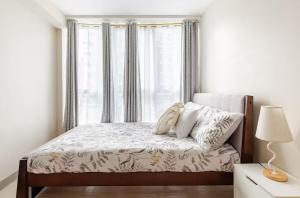 BGC Taguig Uptown 3BR corner unit with pool view, bath tub, wifi, parking, beside Landers BGC