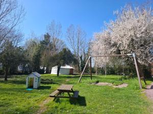 Campings Le Village Insolite yourte et roulotte : photos des chambres