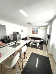 City Centre Apartment with terrace 2