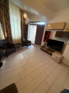 Summer Breeze Mamaia