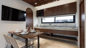 Divine House with private roof and pool only 1km from the Beach