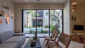 Divine House with private roof and pool only 1km from the Beach