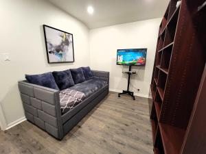 Perfectly located Pico Robertson ground floor 3 bedroom apartment Walk to restaurants WIFI TV Game Console Parking 5 minutes to Rodeo Drive