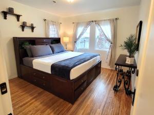 Perfectly located Pico Robertson ground floor 3 bedroom apartment Walk to restaurants WIFI TV Game Console Parking 5 minutes to Rodeo Drive