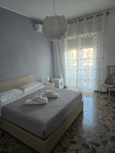 Habitación con cama grande y vistas al mar