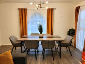 Perfectly located Pico Robertson ground floor 3 bedroom apartment Walk to restaurants WIFI TV Game Console Parking 5 minutes to Rodeo Drive