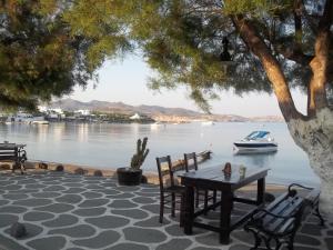 Floras Rooms Milos Greece