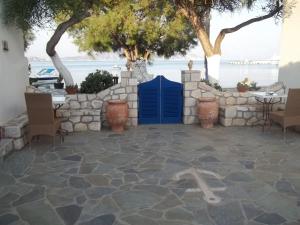 Floras Rooms Milos Greece