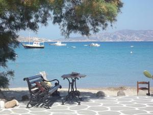 Floras Rooms Milos Greece