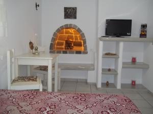 Floras Rooms Milos Greece