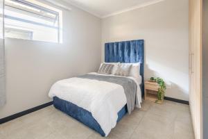 Stylish Waterfall Apartment -Braai ,Fast WiFi, Pool