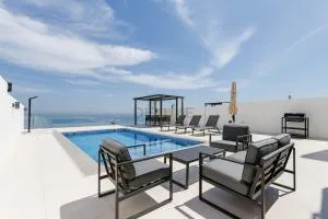 Top-notch 4BR Villa with Sea, Mountain, and Community Views, Assistant Room, and Private Pool, Al Dana Island, Fujairah by Deluxe Holiday Homes - Qidfi‘