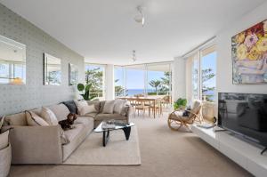 Best Beachfront Location In Manly w Stunning Views