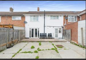 3-Bed Apt-15 Mins to Heathrow-Pet-Friendly-Parking