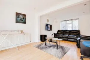3-Bed Apt-15 Mins to Heathrow-Pet-Friendly-Parking - Ickenham