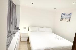 3-Bed Apt-15 Mins to Heathrow-Pet-Friendly-Parking