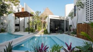 Divine House with private roof and pool only 1km from the Beach