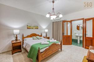 Charming 3BR Maisonette with private Backyard & AC by 360 Estates