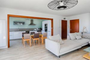 Spacious T4 with Wifi on the seafront