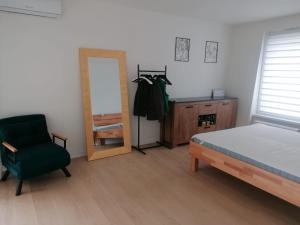 2x2x2 apartment - nový 2 izbový apartmán, 2-minúty od letiska, 2- garáže