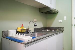 Beautiful 1-Bedroom Condo in Makati - Pool, Gym & Near Airport