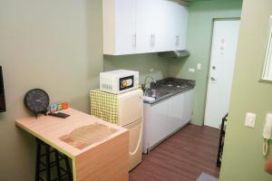 Beautiful 1-Bedroom Condo in Makati - Pool, Gym & Near Airport