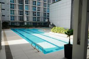 Beautiful 1-Bedroom Condo in Makati - Pool, Gym & Near Airport