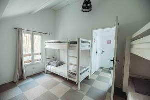 Maisons de vacances La Donaclaudre - Hebergement de groupe en pleine nature, ideal pour tous vos sejours ! 63 couchages - 2 grandes salles - Salle de jeux - Cuisine professionnelle - Accessible facilement - Localisation attractive -Proche Paris & Disney : photos des chambres