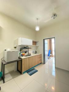 Mesahill Studio King PoolView With New FullBody Massage Chair Above Shopping Mall, Bowling & Cinema, 5 Minutes to USIM, Nilai - 24H Self and Easy Check In