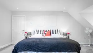 Garland Penthouse - Large 2 bed 2 bath self contained flat - Banstead