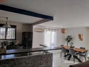 Maisons de vacances Maison 100m2 plain pied 3 chambres piscine 2 places Parking : photos des chambres