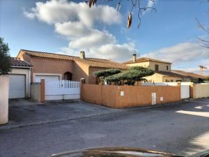 Maisons de vacances Maison 100m2 plain pied 3 chambres piscine 2 places Parking : Maison 1 Chambre