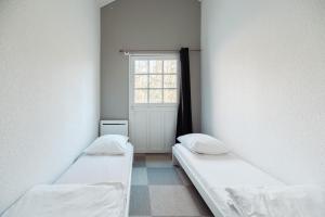 Maisons de vacances La Donaclaudre - Hebergement de groupe en pleine nature, ideal pour tous vos sejours ! 63 couchages - 2 grandes salles - Salle de jeux - Cuisine professionnelle - Accessible facilement - Localisation attractive -Proche Paris & Disney : photos des chambres