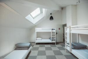 Maisons de vacances La Donaclaudre - Hebergement de groupe en pleine nature, ideal pour tous vos sejours ! 63 couchages - 2 grandes salles - Salle de jeux - Cuisine professionnelle - Accessible facilement - Localisation attractive -Proche Paris & Disney : photos des chambres